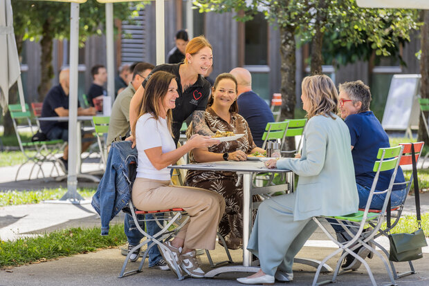 Kolleginnen beim Mittagessen im Restaurant Hotspot im Lakeside Park