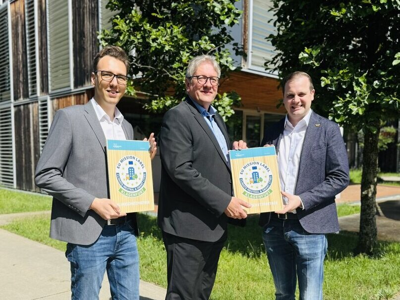 Bernhard Lamprecht, CEO Lakeside Science & Technology Park, GmbH flankiert von  Klima- und Umweltschutzreferent Vizebürgermeister Patrick Jonke und Patrick Weiß, Magistrat Klagenfurt, Abteilung Klima und Umwelt nach der Unterzeichnung des Klimaschutzvertrags.