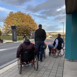 Bewusstseinsbildung: Das Lakeside Park Team probiert aus, wie es ist, im Rollstuhl zu sitzen