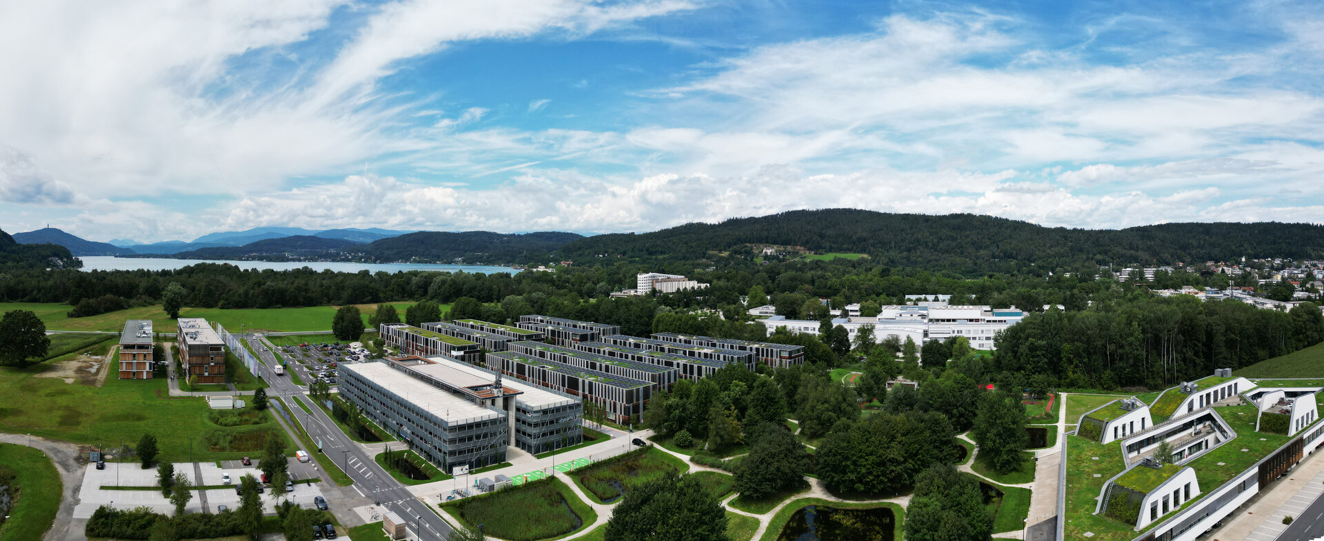 Copyright: Lakeside Park Panorama Luftaufnahme des Lakeside Park Gebäudekomplexes mit blauem Himmel und Wörthersee im Hintergrund