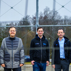 Christian Timmerer, Christian Bettstetter, Stephan Weiss, Jan Steinbrener und Bernhard Rinner vor der Drohnenarena