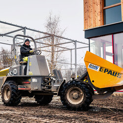 Bagger vor der Baustelle B14 im Lakeside Park