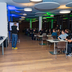 Panoramafoto: über 60 Schüler*innen und Student:innen haben an der Cyber Security Competition 2025 teilgenommen 