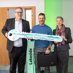Lakeside Park-Geschäftsführer Bernhard Lamprecht, Siemens-Niederlassungsleiter Herbert Tanner und Technologiereferentin Gaby Schaunig bei der Schlüsselübergabe