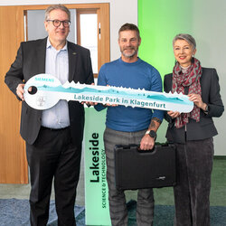 Lakeside Park-Geschäftsführer Bernhard Lamprecht, Siemens-Niederlassungsleiter Herbert Tanner und Technologiereferentin Gaby Schaunig bei der Schlüsselübergabe