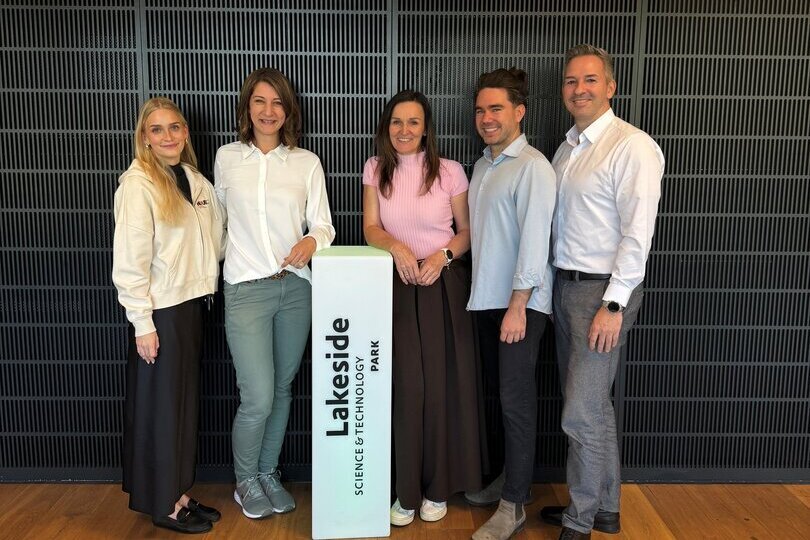 Barbara Orasche, Lakeside Park Management, mit den Vortragenden des 86. Lakeside Info-Frühstücks