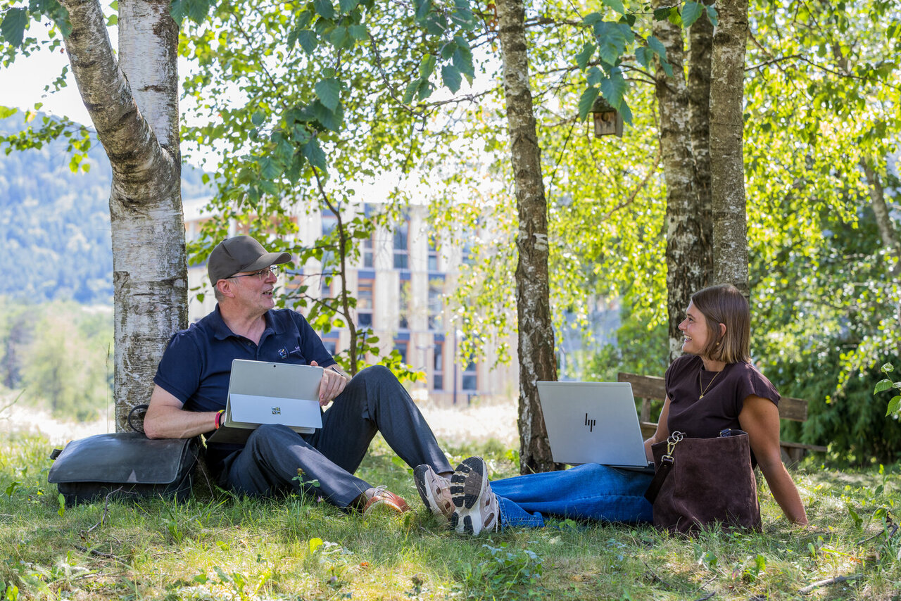 Kolleg:innen haben eine  Outdoor-Besprechung