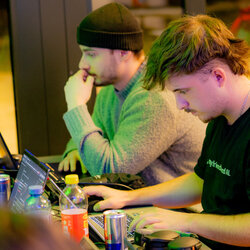 Game on: zwei Teilnehmer der Cybersecurity Competition im Lakeside Park
