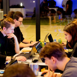 Hochkonzentriert: verschiedene Teams bei der Cybersecurity Competition