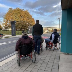 Bewusstseinsbildung: Das Lakeside Park Team probiert aus, wie es ist, im Rollstuhl zu sitzen