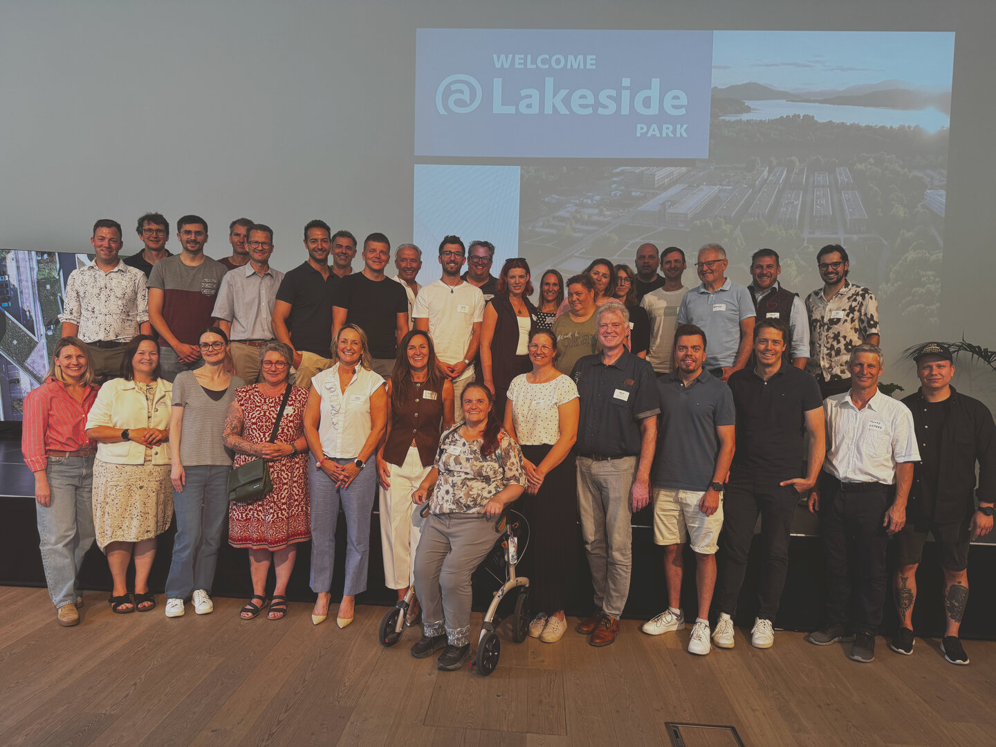 Gruppenfoto des Mieterevents "Welcome @Lakeside Park"
