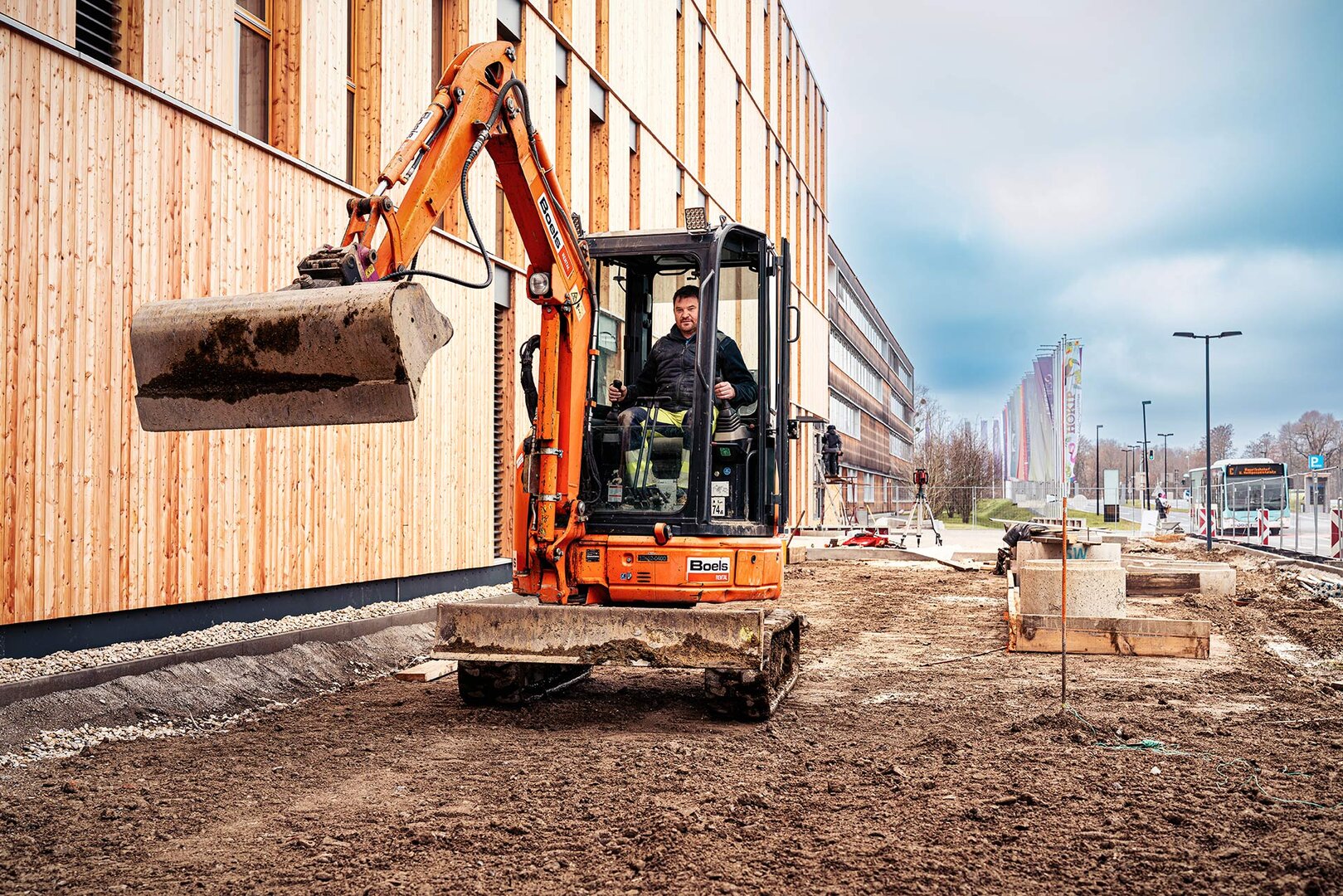 Baggerfahrer auf der Baustelle Gebäude B14 im Lakeside Park
