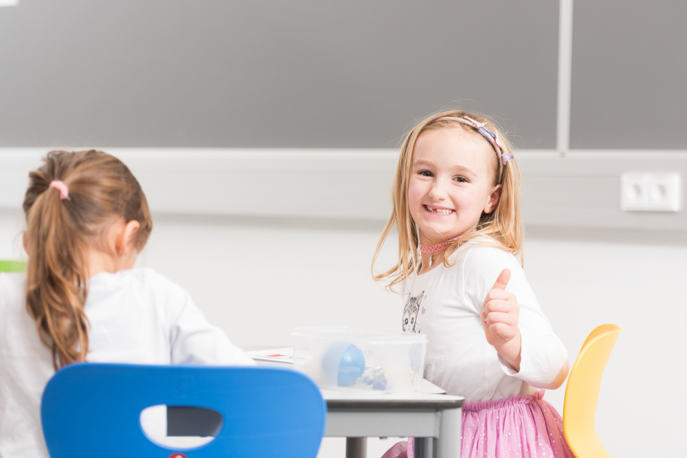 Daumen hoch: zwei Mädchen im Educational Lab
