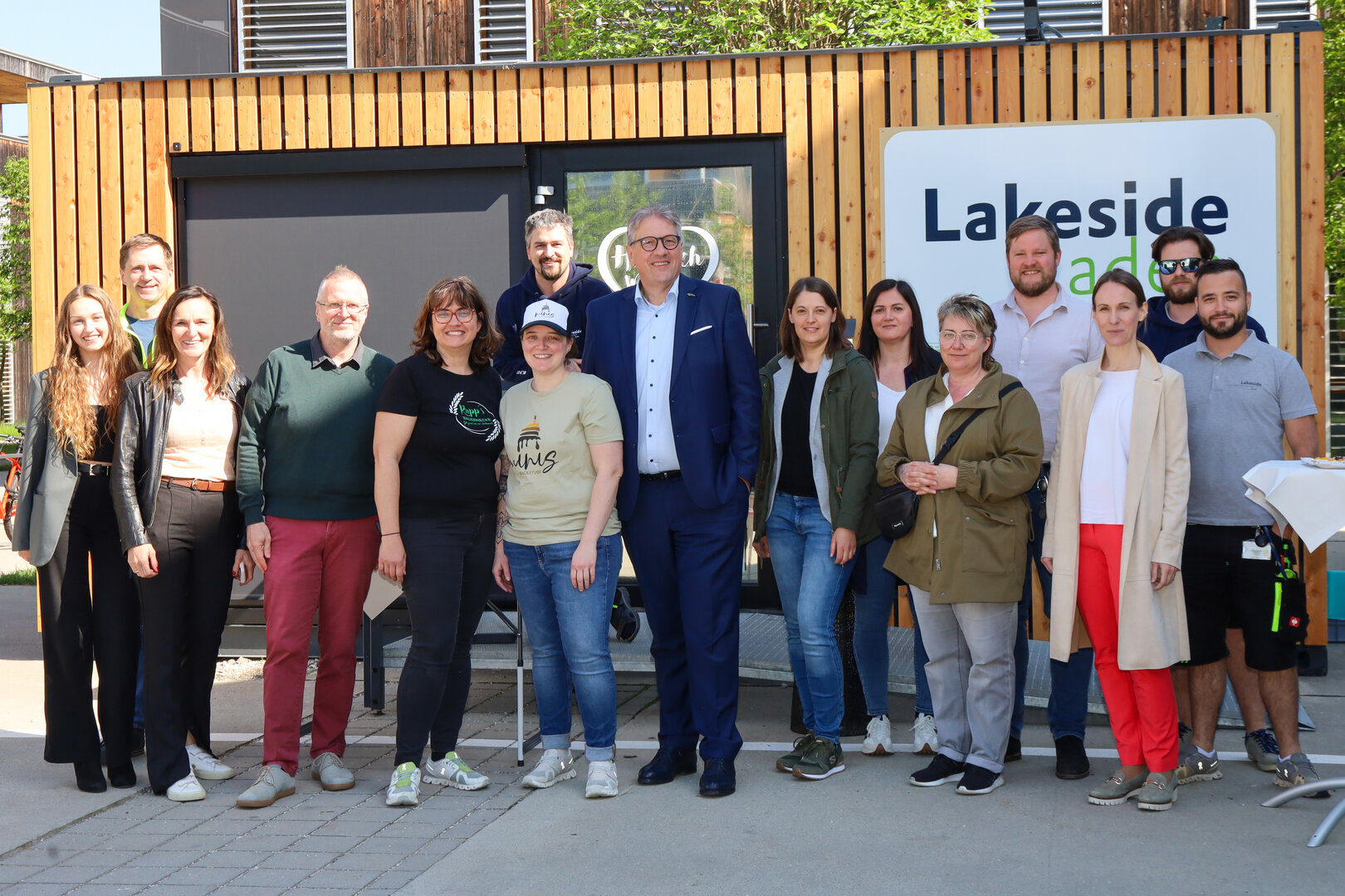 Gruppenfoto zur Eröffnung Lakesideladen. Mittig im Bild GF Bernhard Lamprecht, umgeben von Miitarbeitern des Lakeside Park