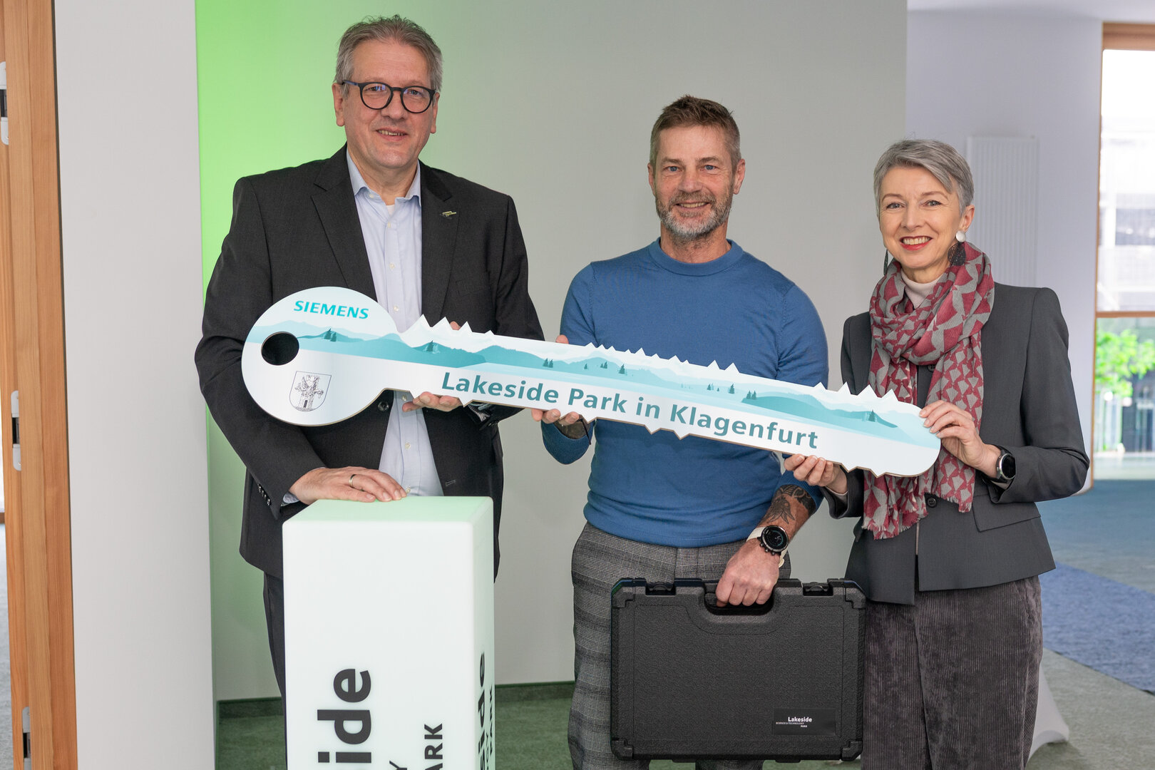 Lakeside Park-Geschäftsführer Bernhard Lamprecht, Siemens-Niederlassungsleiter Herbert Tanner und Technologiereferentin Gaby Schaunig bei der Schlüsselübergabe
