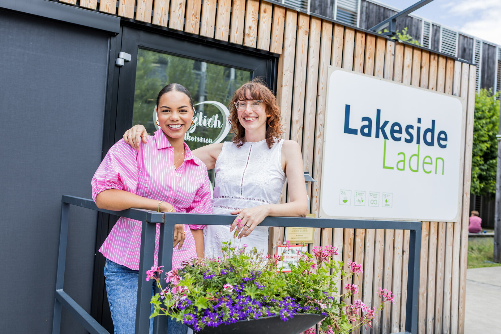 Zwei Freundinnen vor dem Lakeside Laden in Klagenfurt